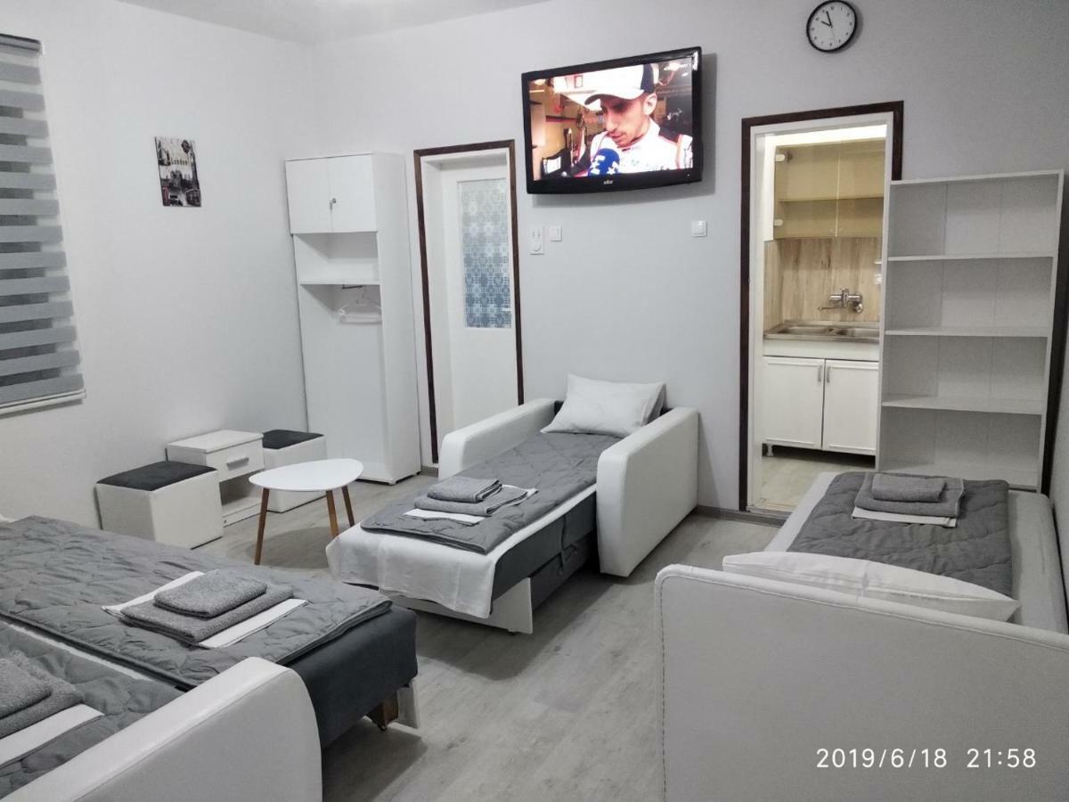 Apartmani Pinokio Ni エクステリア 写真